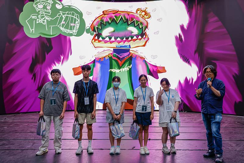 世新數媒系暑期一日營學員積分最高隊伍收穫學長姐畢製創作手冊。（世新大學提供）