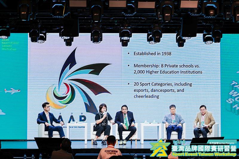 國際論壇邀請國內外專家學者以座談方式分享經驗，探討探討水域賽事結合城市特色以塑造國際辨識度及行銷城市實務作法。(左起為亞洲運動管理協會Dittachai Chankuna執行委員、Geraldine Bernardo執行委員、Govindasamy Balasekaran財務長、Yun Seok Choi秘書長及國立高雄大學張景弘教授)