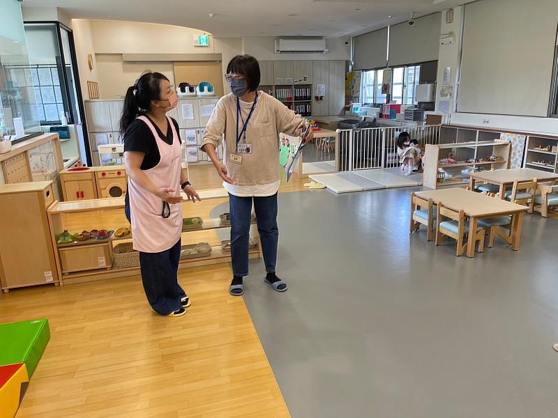 竹市府攜手國立清華大學幼兒教育中針對托育中心進行訪視補導。