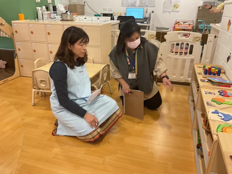 竹市府攜手國立清華大學幼兒教育中針對托育中心進行訪視補導。