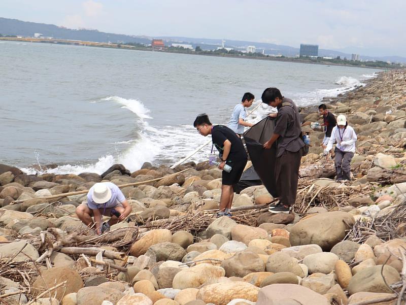 青發中心首次率青年志工至國際風箏賽場魚鱗天梯進行淨灘任務