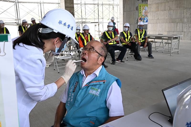 嘉縣攜手建築業前進工地推「口腔癌篩檢」，守護勞工健康