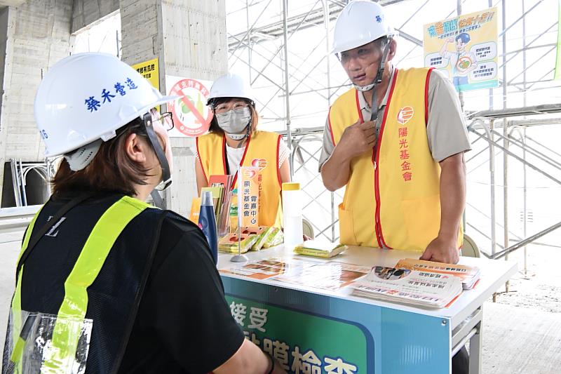 嘉縣攜手建築業前進工地推「口腔癌篩檢」，守護勞工健康