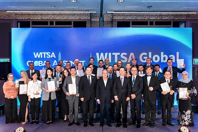 2025全球資訊科技應用傑出貢獻獎（WITSA Global Awards），軟體公會沈理事長(前排右四)與各國得獎代表合影留念。臺灣表現亮眼，一舉奪下五項大獎，展現國際舞台上的卓越實力