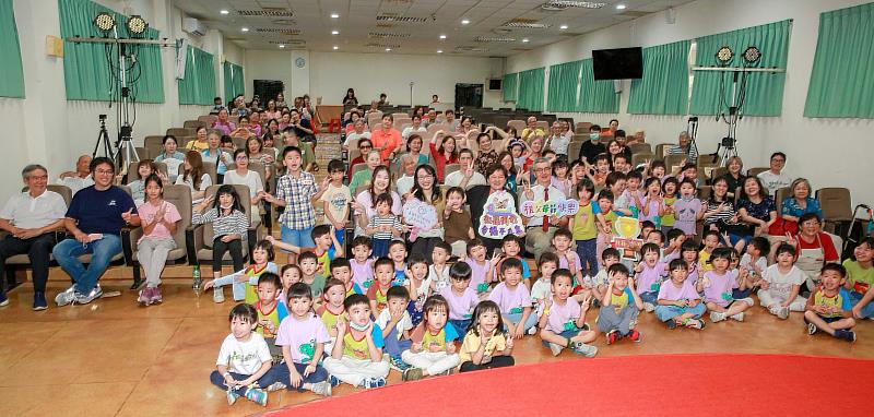 獲獎家庭、表演團體與現場貴賓齊聚合影，為「祖孫時光機：重溫幸福的軌跡」活動留下溫馨又難忘的畫面。
