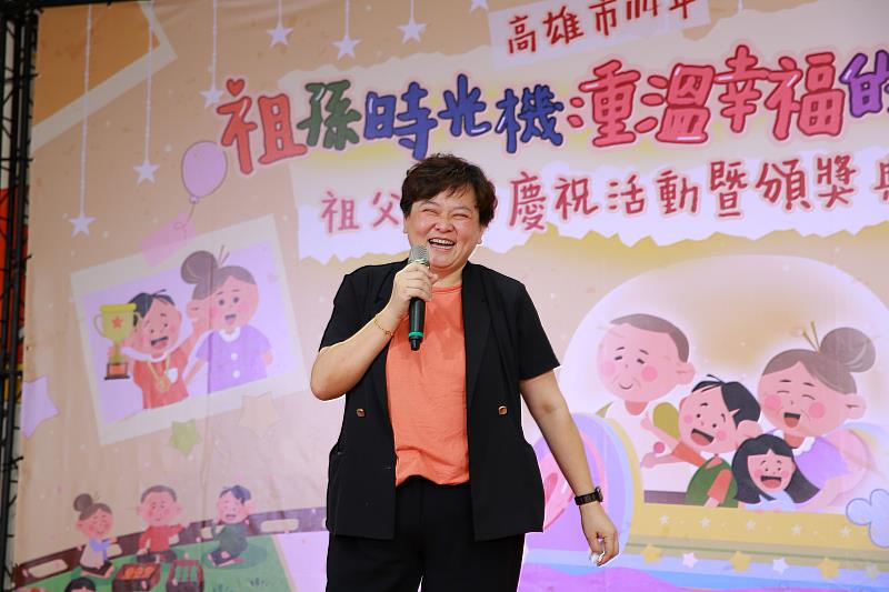 高雄市教育局劉副局長靜文致詞，表示祖孫情誼的珍貴，期盼透過祖父母節活動，讓家庭世代連結更加緊密。