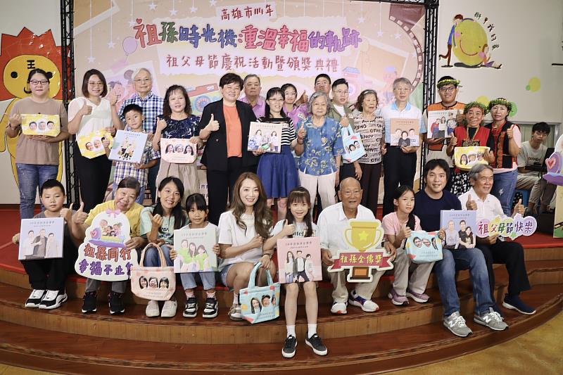 榮獲「祖孫金像獎」的家庭與貴賓合影留念，紀錄祖孫之間最動人的幸福笑容。