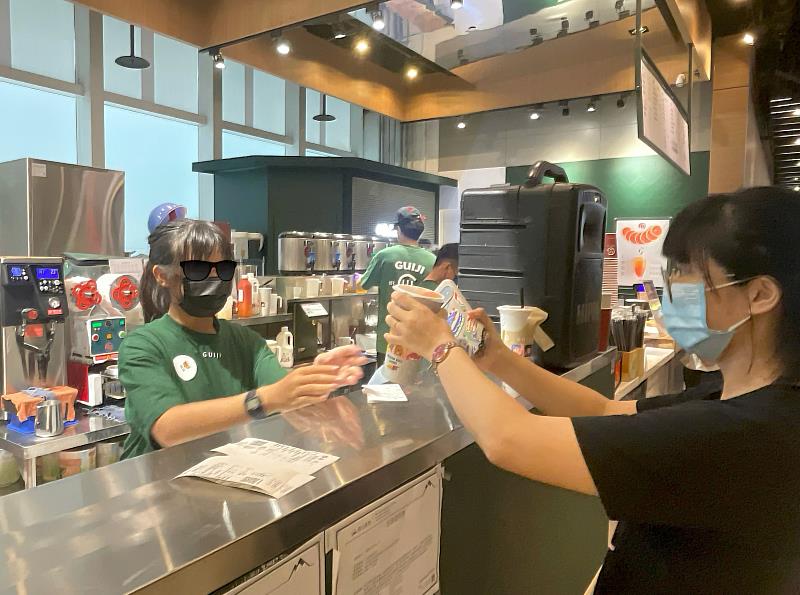 ▲等家寶寶社福協會和龜記合作，舉辦職涯體驗活動，讓安置兒少學習茶飲製作與店面營運！