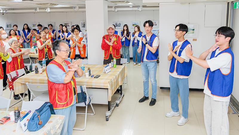 圖2:志工團展現活力及創意,發明「防詐九不健康操」,帶領長者邊動邊學防詐口訣,守護長者財富安全。
