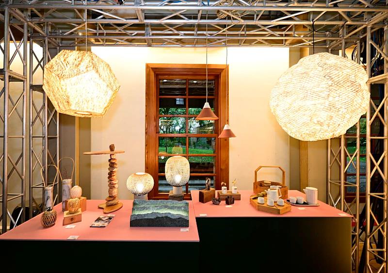 代表臺灣展出的工藝品融合實用與美感,體現永續、簡約且富有靈魂的生活態度。