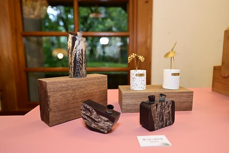 展前記者會現場展出陶瓷、金工、竹材等多元材質的展品，詮釋當代家居工藝之美。