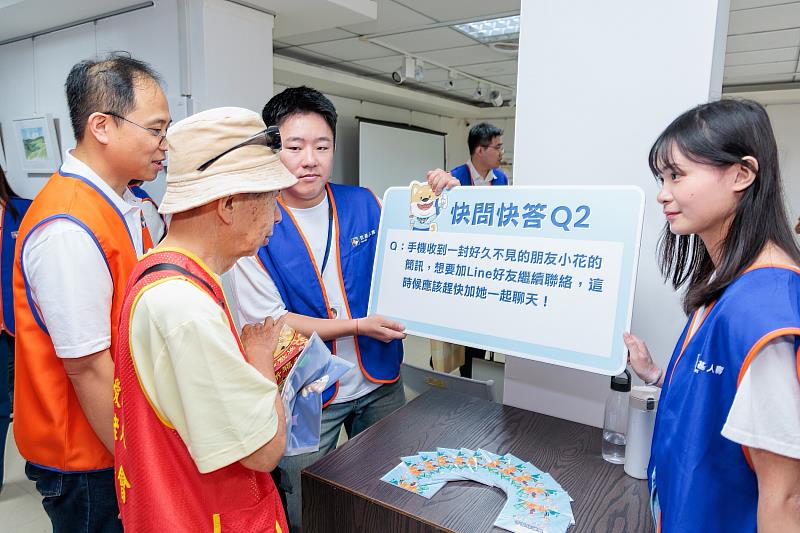 圖3:志工團成員帶著長輩組隊玩防詐問答闖關遊戲,在玩樂中加強長者們的防詐意識。