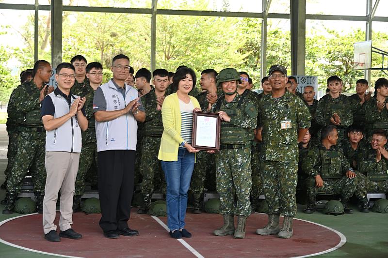 關懷後備軍人教召訓練 饒慶鈴今太平營區勞軍 向精進戰技、守護家園召員致敬 頒發獎金表彰貢獻