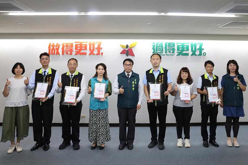 114年臺南市公共圖書館評鑑6館獲獎，偏鄉閱讀服務主動出擊，展現亮眼成果。(左起市圖楊馥菱館長、柳營區劉發仲區長、下營區李宗翰區長、西港區張文靜主任秘書、臺南市黃偉哲市長、安定區陳仁偉區長、白河張慶芳紀念圖書館館員黃伃霜、北門區林建男區長、文化局黃雅玲局長)