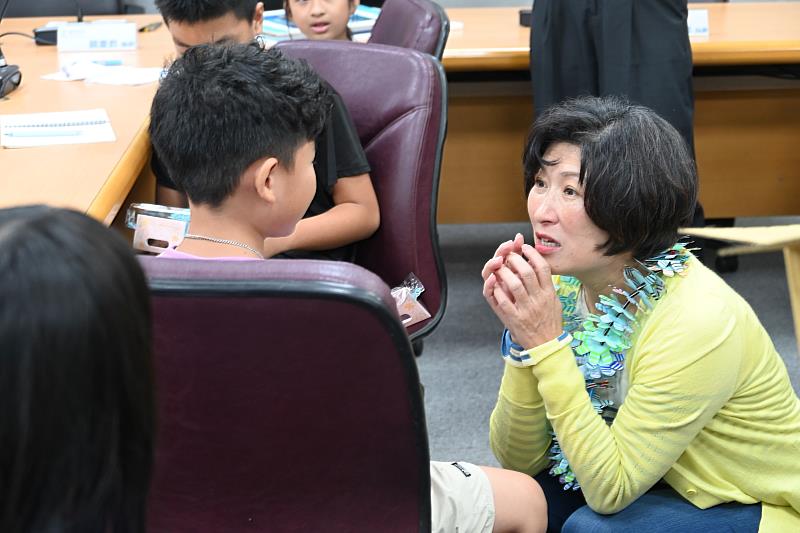 支持孩子關心公共事務！國小學童拜訪縣長饒慶鈴暢談家鄉事