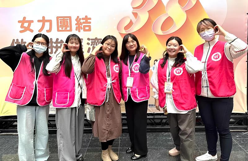 朝陽科大社工系成立臺中市婦女及新住民培力平臺,提供初入境支持、通譯服務、語言學習、就業支持、法律諮詢、心理輔導及親子生活適應等多元協助。