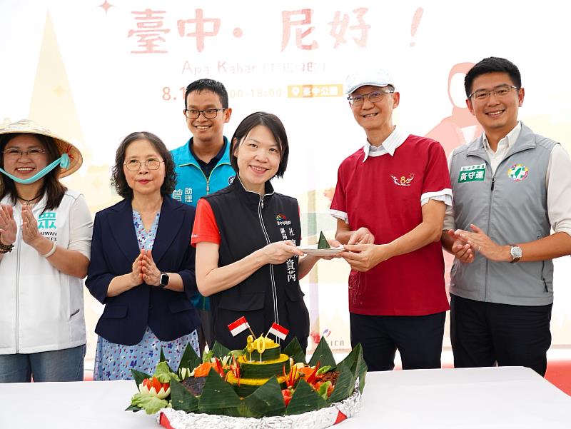臺中市社會局副局長林資芮(前排左3)代表出席薑黃塔飯切塔儀式。