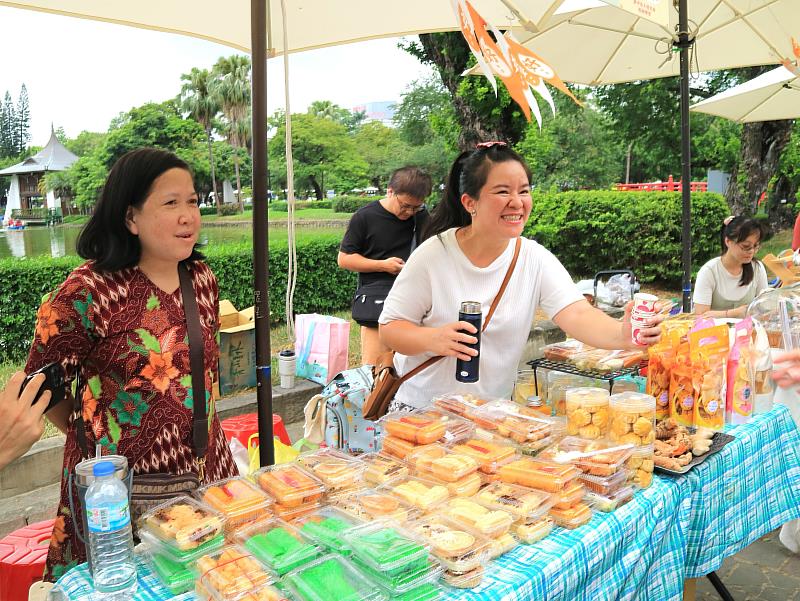 現場規劃近40個特色美食及文化體驗攤位，新住民姐妹製作的家鄉點心，大受歡迎。