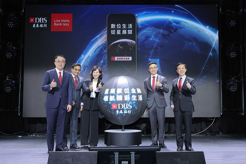 （從左至右） : 星展銀行（台灣）消費金融處信用卡及無擔保貸款部主管林群凱、星展集團環球數位智慧支付負責人Sajish Pillai、星展銀行（台灣）環球金融交易服務處負責人陶曉昀、星展銀行（台灣）總經理黃思翰、星展銀行（台灣）企業及機構銀行負責人羅綸有蒞臨星展跨境支付解決方案發布記者會。