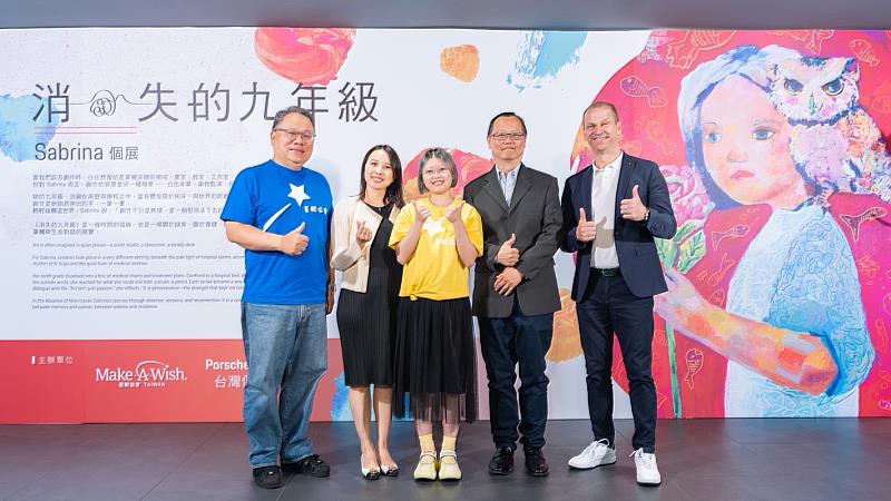 Make-A-Wish Taiwan喜願協會常務理事陳翔玠(左),喜願兒Sabrina 及爸媽(中),台灣保時捷總裁Christian Nater(右)