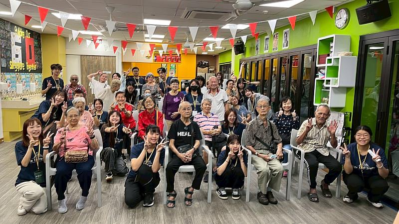 亞大志工團在機構陪伴長者，雙方互動熱絡。