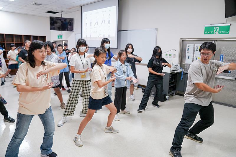 學員體驗太極拳防身術。