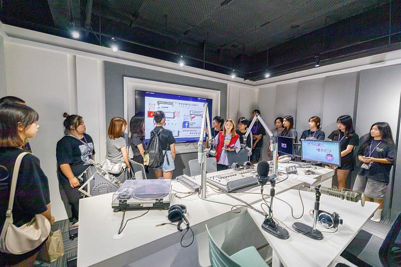 世新廣電系廣播與聲音設計組以創新課程與實作空間,打造學生探索聲音媒體魅力的舞台。(世新大學提供)
