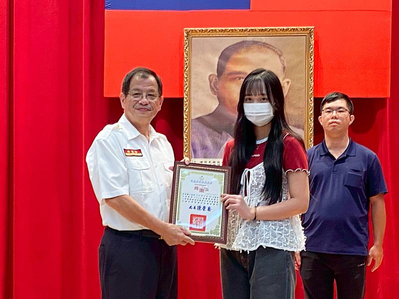 新北市政府消防局今（21）日特別利用局務會報機會邀請吳小姐與唐先生出席，由局長親自公開表揚並頒發感謝狀，感謝兩人於關鍵時刻挺身而出