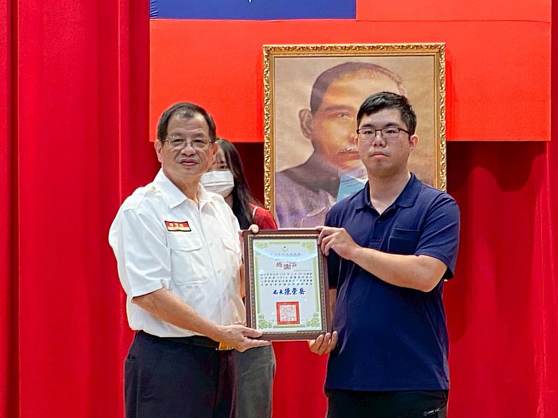 新北市政府消防局今（21）日特別利用局務會報機會邀請吳小姐與唐先生出席，由局長親自公開表揚並頒發感謝狀，感謝兩人於關鍵時刻挺身而出