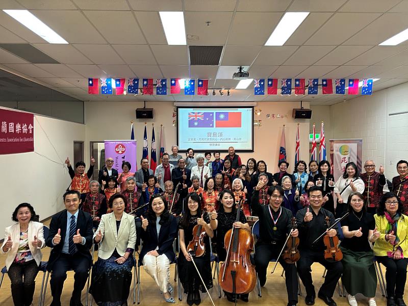 NTSO弦樂四重奏於昆士蘭臺灣中心演出後合影，前排左起僑務委員徐瑞雲女士、昆士蘭臺灣中心許俊湧主任、僑務委員陳秋燕女士、駐布里斯本台北經濟文化辦事處處長夫人賈雅婷、國臺交副首席蔡承翰、小提琴劉芳佑、中提琴曾慶琳、大提琴李妍慧、世界多元文化藝術協會楊淑珠會長及協會同仁