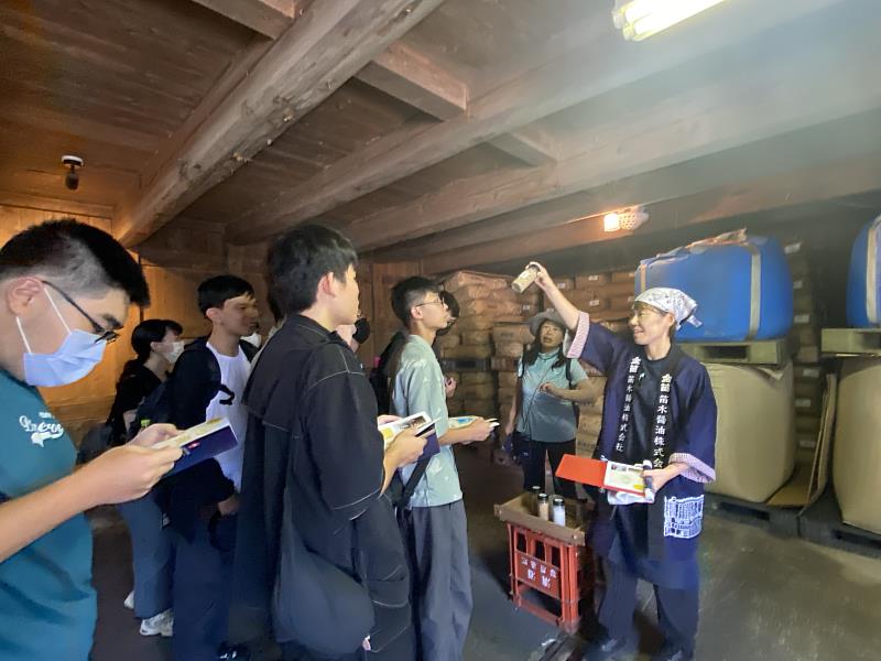 南華大學財金系至日本海外移地教學,認識金迪醬油生產釀造過程。