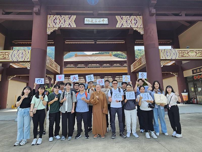 南華大學財金系至日本海外移地教學,並參訪佛光山法水寺,師生與知持法師(前排左6)合影。
