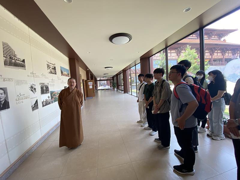 南華大學財金系至日本海外移地教學,並參訪佛光山法水寺,知持法師進行導覽介紹。