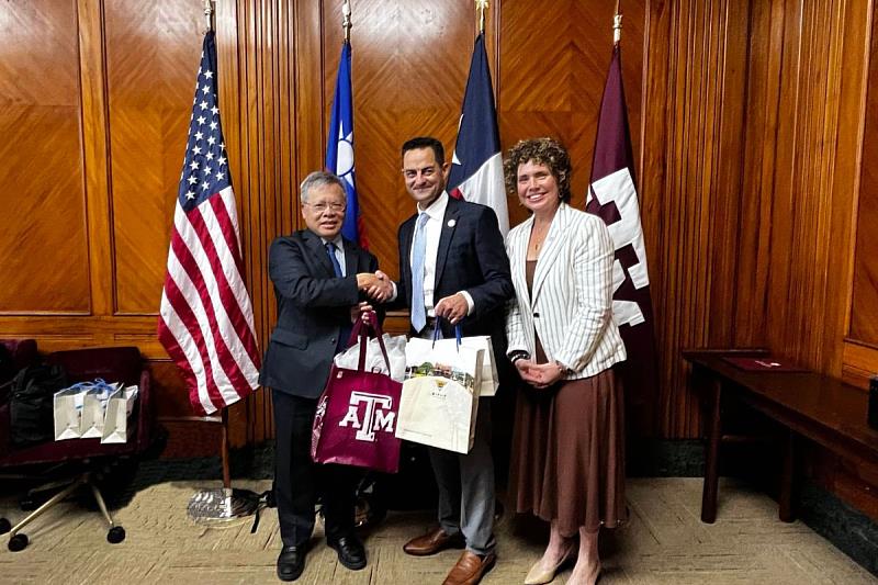 中央大學校長蕭述三與美國德州農工大學副校長 Joe Elabd 博士交換禮物，積極推動雙方的交流合作。