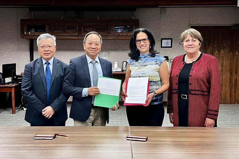 中央大學碳封存及地熱研究中心與美國德州大學奧斯汀分校經濟地質調查局（Bureau of Economic Geology, BEG）締約合作，象徵兩校合作進入新階段。