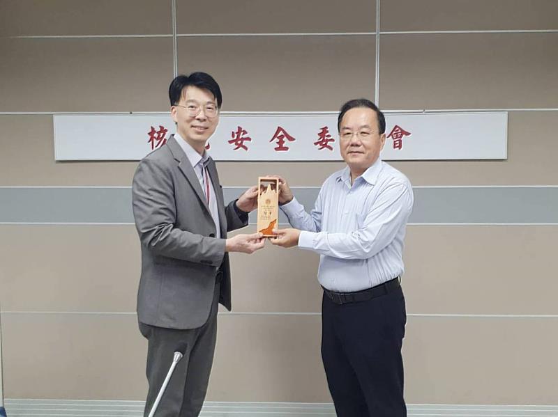 由消防局陳國忠副局長接受核安基金召集人王重德主任秘書頒發獎座及獎金，這是中央與市府共同努力的成果。