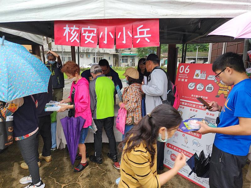 設置多樣化的防災及核安宣導攤位,並透過專業人員的講解與趣味互動,民眾深入了解核能安全的重要性,增強核安知能