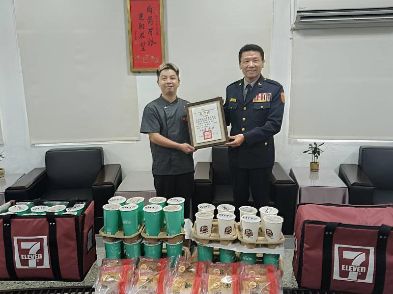 楊柳颱風後在地商家自發致贈慰勞品、感謝警察守護家園