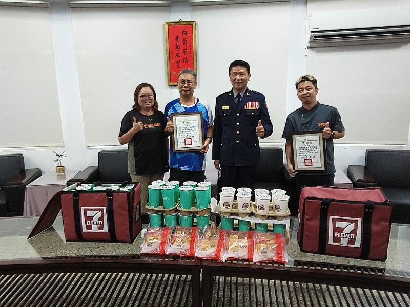 楊柳颱風後在地商家自發致贈慰勞品、感謝警察守護家園