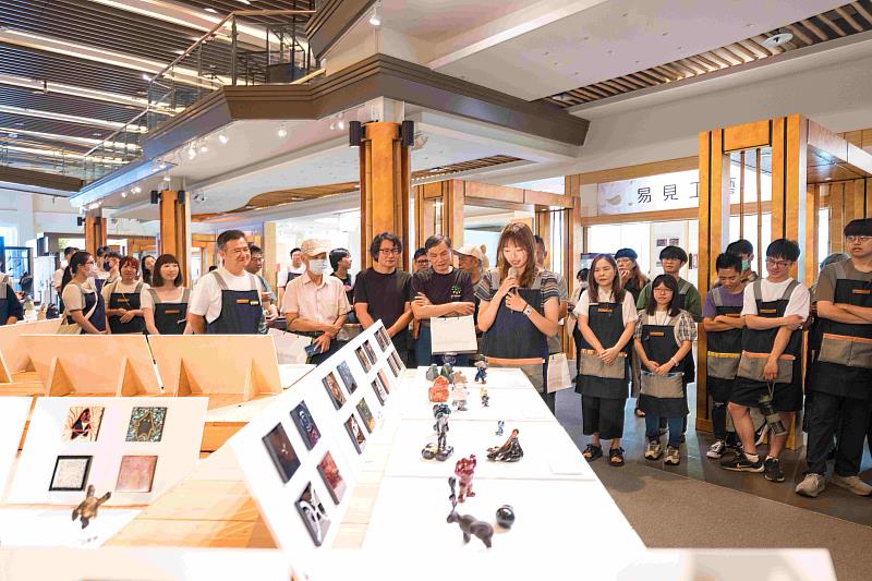 參訓學員在展場分享作品理念，詮釋茶文化的當代想像。