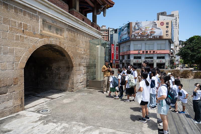 培力營第二天實地走訪畫中的城市樣貌，瞭解歷史故事。