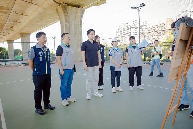 景觀大道網球場整建工程將於8/25開工,邱臣遠代理市長視察。