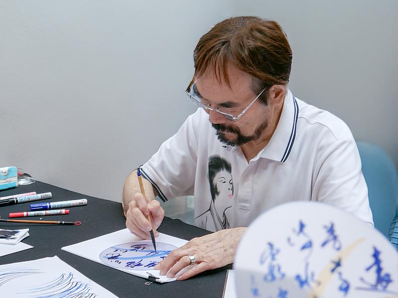 唐菁老師專注揮毫，以獨創「重影」書法技巧展現獨特筆韻。