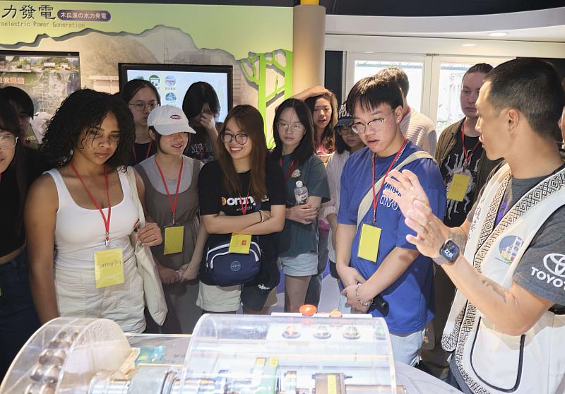 團隊成員到銅門木瓜溪故事館理解水力發電