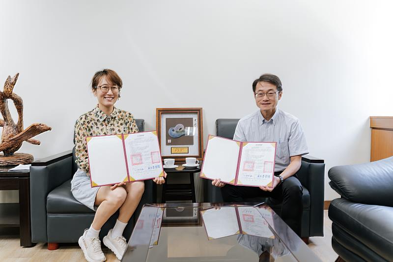 共好Spark+計畫主持人王瑩(左)與台電東部發電廠廠長李重億(右)簽訂MOU。