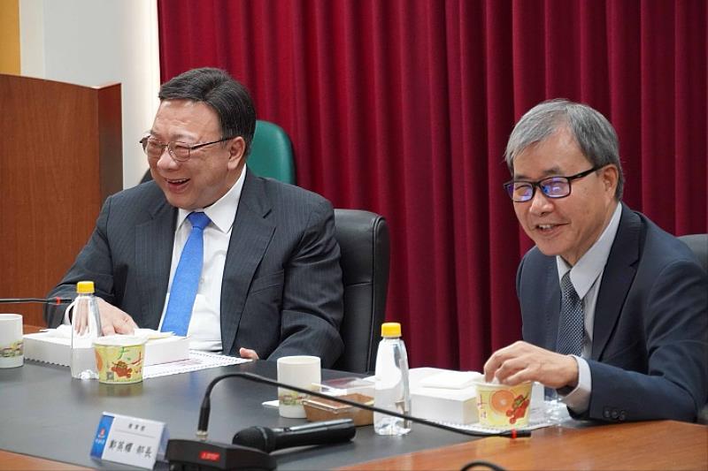 教育部鄭英耀部長（圖右）對中華大學董事會展現「成功不必在我」的教育使命感表達高度肯定，並讚許其在高教轉型中所展現的前瞻視野與責任擔當。（圖左為中華大學劉維琪校長）