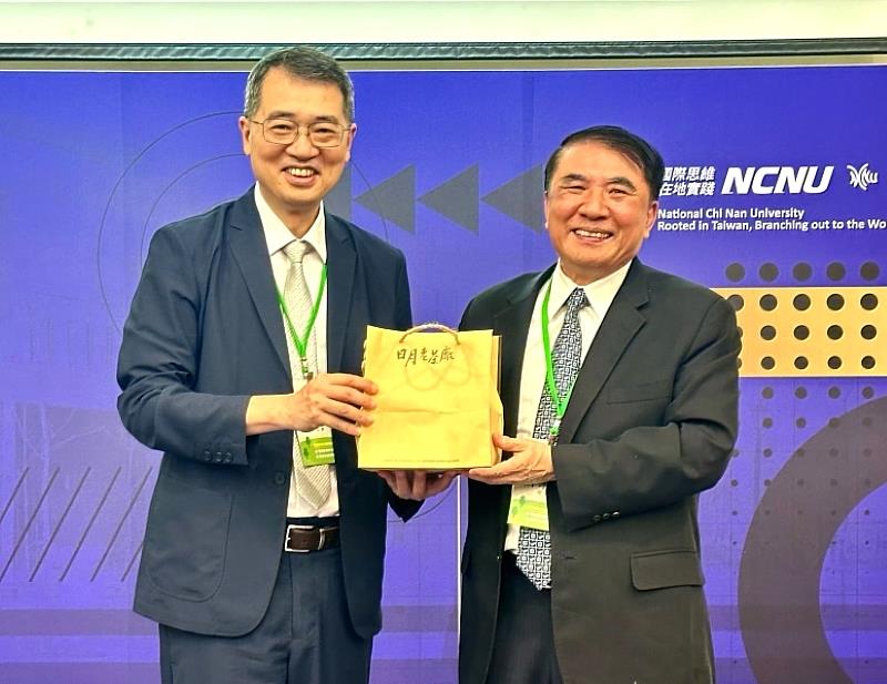 臺灣綠色大學聯盟第七屆第一次會員大會活動主辦暨大校長武東星(左)，對海洋大學校長許泰文(右)以該校永續發展經驗為題之分享，嘉惠與會者，特別表達致謝。