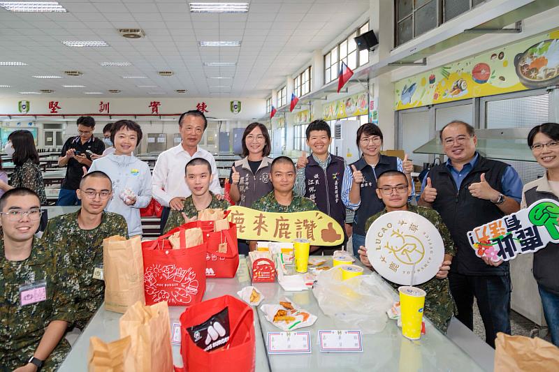 翁縣長探視縣籍入營役男，致贈慰問金