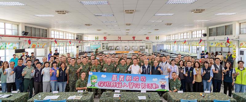 翁縣長探視縣籍入營役男，致贈慰問金