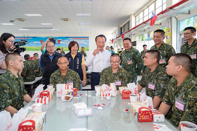 翁縣長探視縣籍入營役男,致贈慰問金